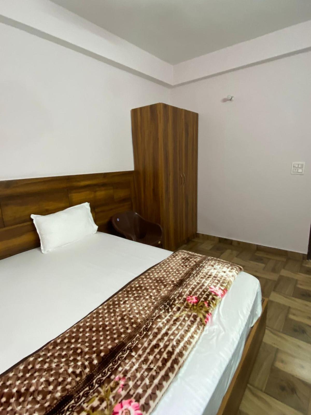 Crescent Moon Homestay Rishīkesh Esterno foto